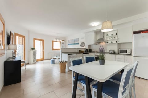 Kitchen or kitchenette, Dining area, Communal kitchen