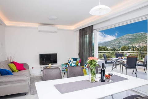 View (from property/room), Living room, Seating area, Dining area