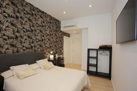 TV and multimedia, Coffee/tea facilities, Photo of the whole room, Decorative detail, Bedroom