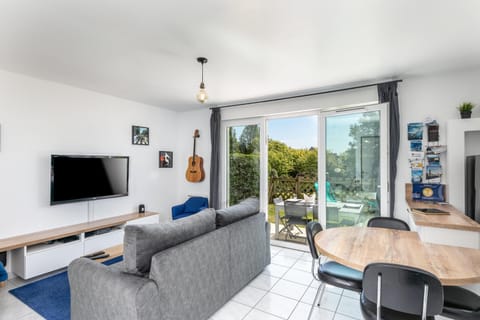 Communal lounge/ TV room, TV and multimedia, Living room, Lounge or bar, Seating area, Dining area