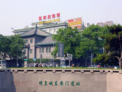 Facade/entrance