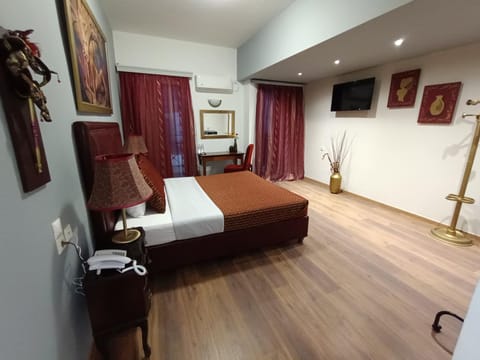 Bed, TV and multimedia, Photo of the whole room, Bedroom