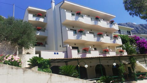 Property building, Day, Balcony/Terrace