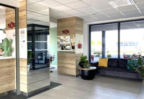 View (from property/room), Lobby or reception, Lounge or bar