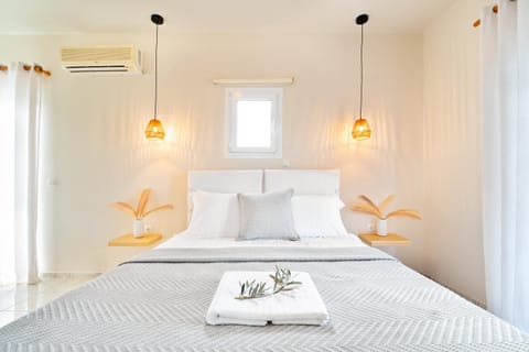 Bed, Photo of the whole room, air conditioner