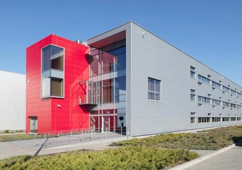 Property building, Staff, Facade/entrance, Off site, Day, View (from property/room), Area and facilities, Location, group of guests, Parking