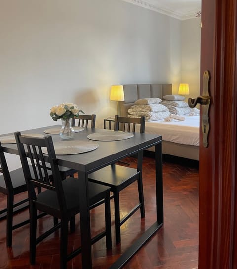 Bed, Photo of the whole room, Seating area, Dining area, Bedroom