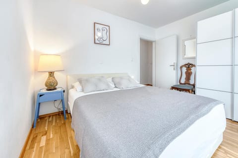 Bed, Photo of the whole room, Bedroom, wardrobe