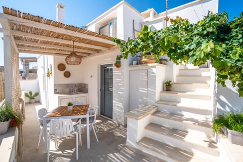 Patio, Day, Balcony/Terrace, Dining area