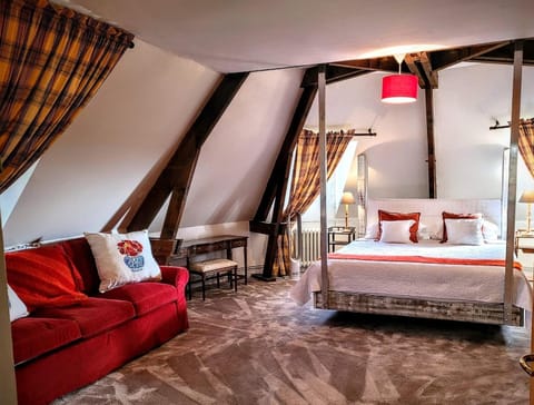 Bed, Photo of the whole room, Seating area, Bedroom