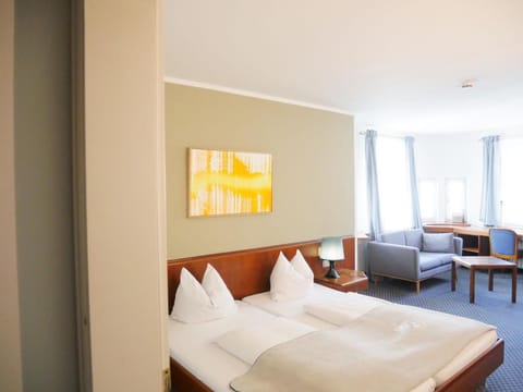 Bed, Living room, Photo of the whole room, Seating area, Bedroom