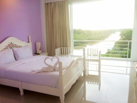 Bed, Balcony/Terrace, Photo of the whole room, Bedroom, River view, River view