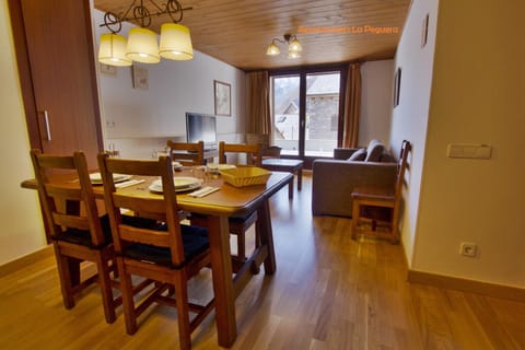 Photo of the whole room, Dining area