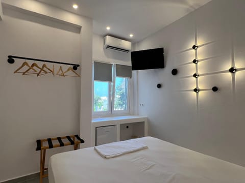 TV and multimedia, Photo of the whole room, Bedroom, air conditioner