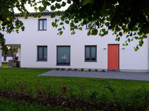 Property building, Patio, Facade/entrance, Garden