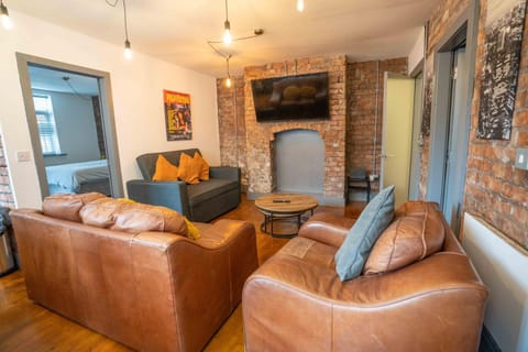Communal lounge/ TV room, TV and multimedia, Living room, Seating area, Evening entertainment