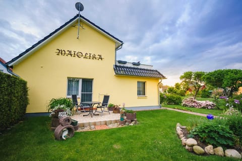 Property building, Balcony/Terrace, Garden view