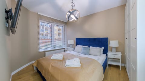 Bed, TV and multimedia, Photo of the whole room, Bedroom, towels