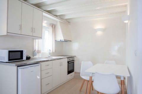 Coffee/tea facilities, Kitchen or kitchenette, Dining area