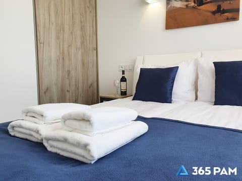 Bed, Photo of the whole room, Bedroom, towels