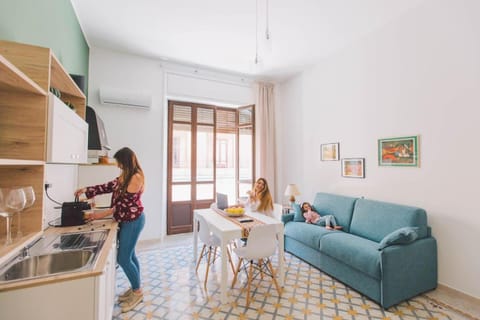 People, Coffee/tea facilities, Kitchen or kitchenette, Living room, Dining area