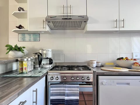 Coffee/tea facilities, Kitchen or kitchenette, dishwasher, pet friendly, stove