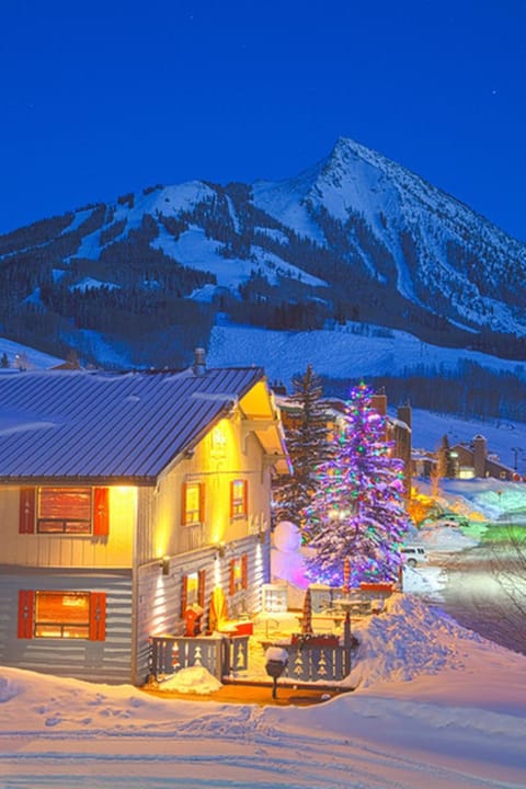 Property building, Night, Natural landscape, Winter, Hot Tub, View (from property/room), Balcony/Terrace, Mountain view