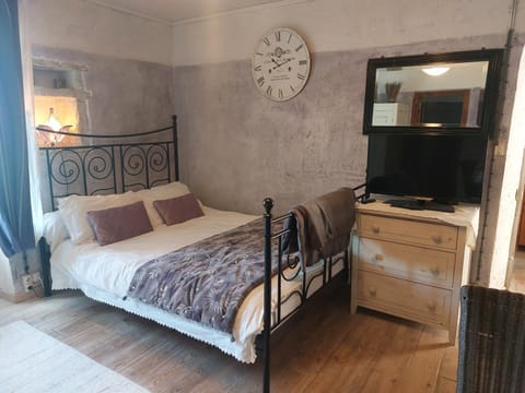 La Flor Azul Bed and Breakfast in Grospierres