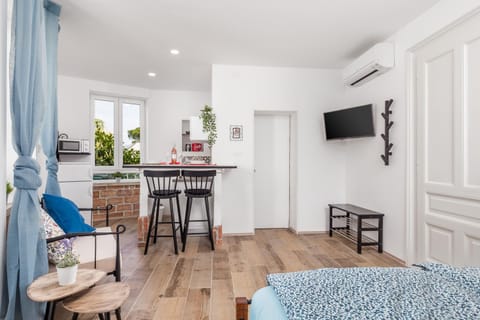 TV and multimedia, Kitchen or kitchenette, Living room, Seating area, Dining area, air conditioner
