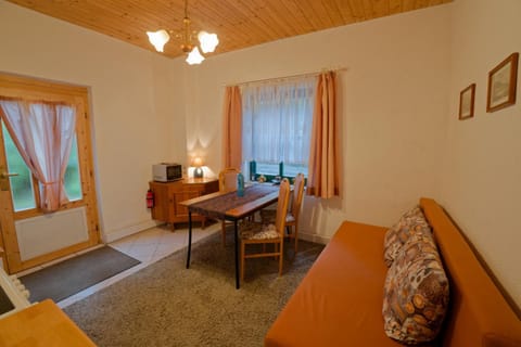 Seating area, Dining area, kitchen