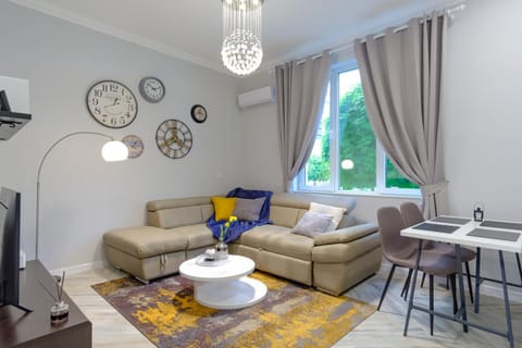 Living room, Animals