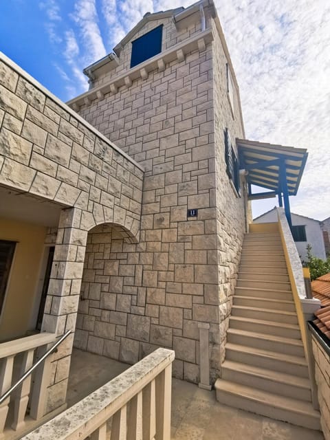 Property building, Facade/entrance, Area and facilities, Area and facilities