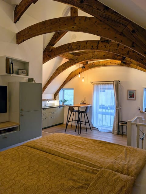 Bed, Photo of the whole room, Dining area