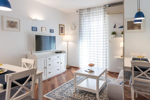 TV and multimedia, Living room, Dining area