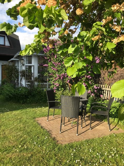 Facade/entrance, Garden, Balcony/Terrace