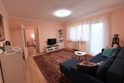 Communal lounge/ TV room, Library, TV and multimedia, Living room, Seating area