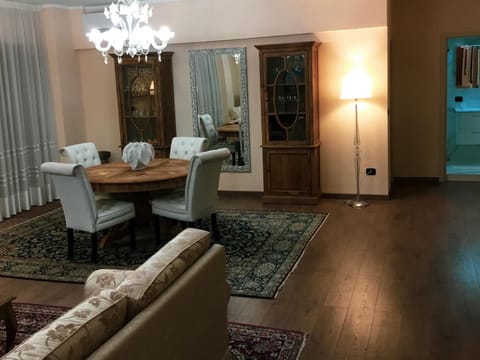 Communal lounge/ TV room, Living room, Lounge or bar, Seating area, Dining area