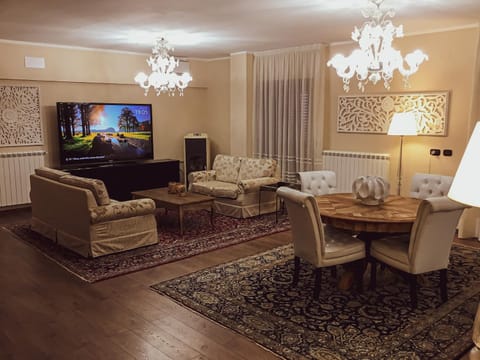 Communal lounge/ TV room, TV and multimedia, Living room, Lounge or bar, Seating area, Evening entertainment