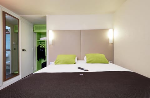 Bed, Photo of the whole room, Decorative detail, On site, Garden view