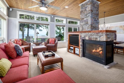 Day, Balcony/Terrace, Living room, Lake view