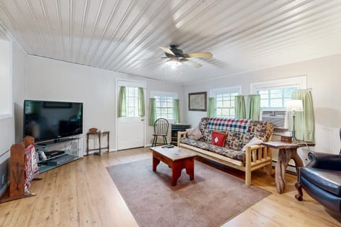 1 Bed 1 Bath Vacation home in Sylva House in Swain County