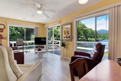 2 Bed 1 Bath Vacation home in Sylva House in Swain County