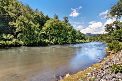 2 Bed 1 Bath Vacation home in Sylva House in Swain County