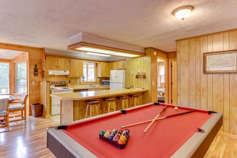 4 Bed 2 Bath Vacation home in Whittier House in Swain County