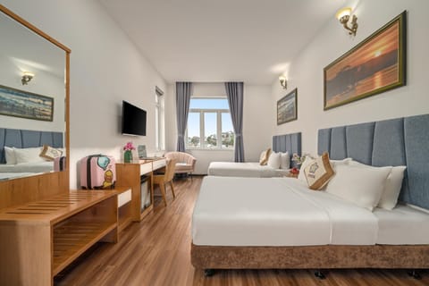 Bed, TV and multimedia, Seating area