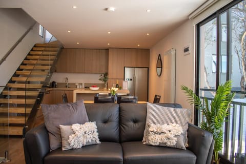 Coffee/tea facilities, Living room, Seating area, Dining area, Communal kitchen, Family