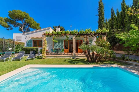 Property building, Garden, Pool view, Swimming pool, sunbed
