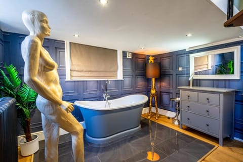 Living room, Bath