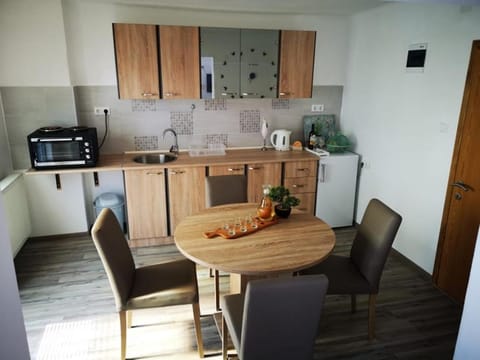 Kitchen or kitchenette, Seating area, Dining area