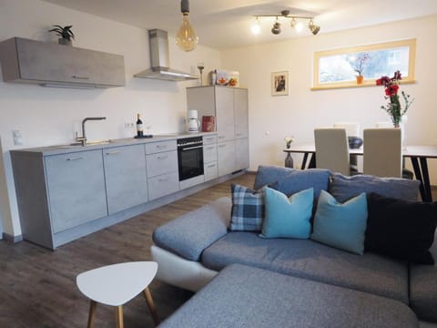 Kitchen or kitchenette, Living room, Seating area, Dining area
